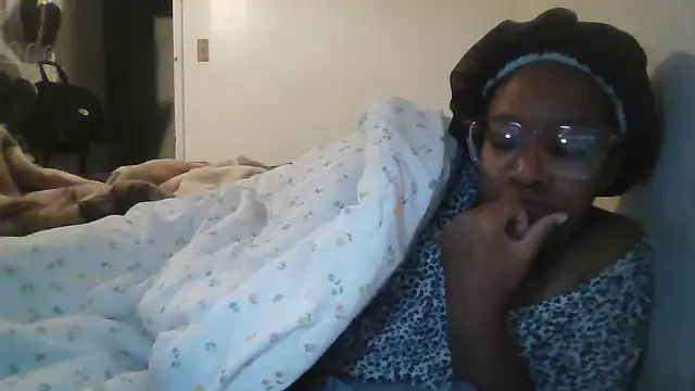 Snapshot of madamsensuale chatting on December 8, 2024, 10:30 am madamsensuale online show from December 8, 2024, 10:30 am