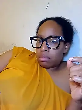 Snapshot of madamsensuale chatting on February 4, 2025, 3:00 am madamsensuale online show from February 4, 2025, 3:00 am