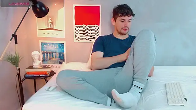 Snapshot of Elio555 chatting on October 19, 2025, 5:13 pm Elio555 online show from October 19, 2025, 5:13 pm