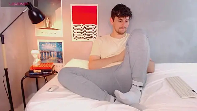 Snapshot of Elio555 chatting on October 27, 2025, 8:24 pm Elio555 online show from October 27, 2025, 8:24 pm