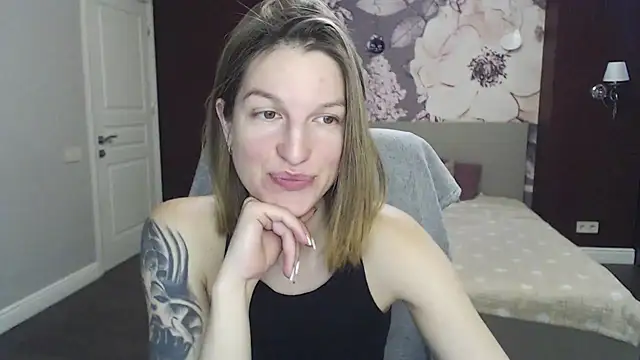 EmilyWalkeri online show from February 5, 2025, 7:50 am