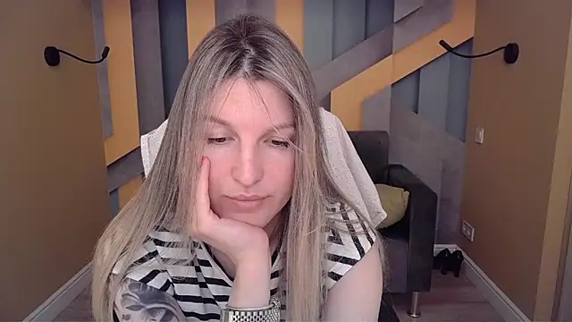 EmilyWalkeri online show from June 14, 2026, 7:43 am