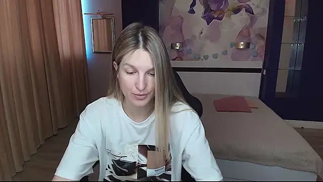 EmilyWalkeri online show from June 16, 2026, 7:00 am
