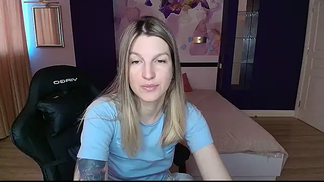 EmilyWalkeri online show from June 17, 2026, 6:49 am