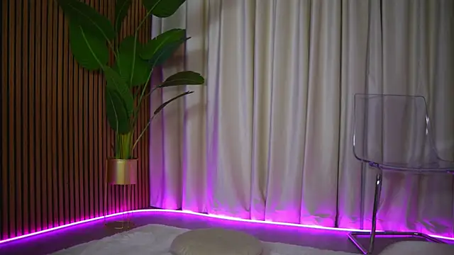 Snapshot of FoxieJullia chatting on February 8, 2026, 5:33 am FoxieJullia online show from February 8, 2026, 5:33 am