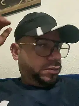 Snapshot of rich0431 chatting on December 25, 2024, 6:52 am rich0431 online show from December 25, 2024, 6:52 am