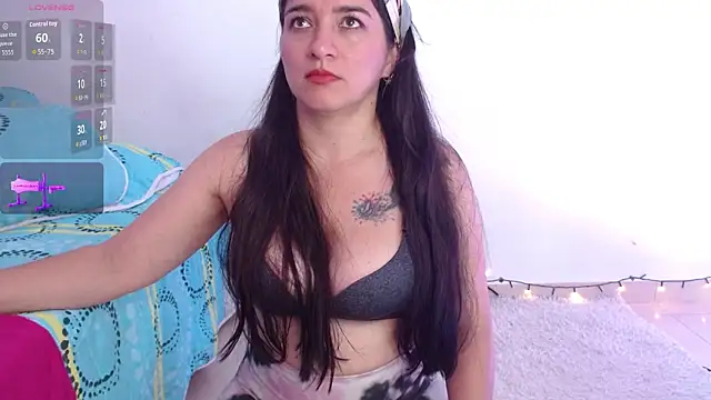Snapshot of Emelyross_ chatting on May 11, 2026, 1:17 pm Emelyross online show from May 11, 2026, 1:17 pm