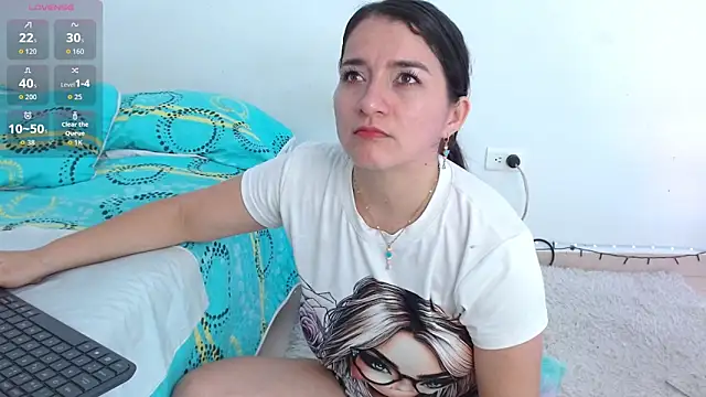 Snapshot of Emelyross_ chatting on June 3, 2026, 7:30 pm Emelyross online show from June 3, 2026, 7:30 pm