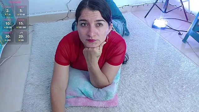 Snapshot of Emelyross_ chatting on June 9, 2026, 8:31 pm Emelyross online show from June 9, 2026, 8:31 pm