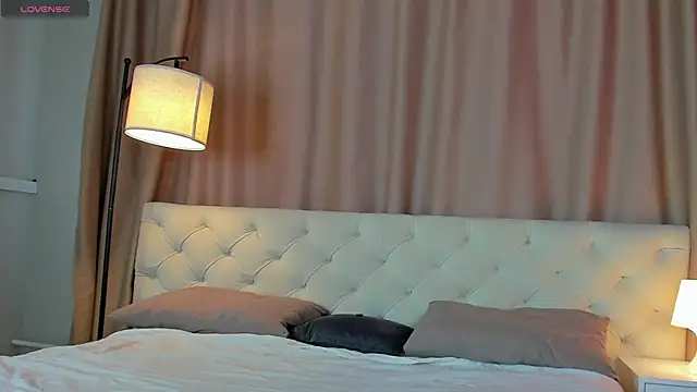 Valerie Woods online show from June 24, 2026, 1:04 am