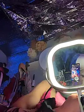 gurlnips online show from January 24, 2025, 8:34 am