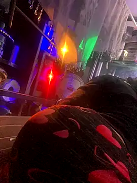 gurlnips online show from November 30, 2025, 8:07 am