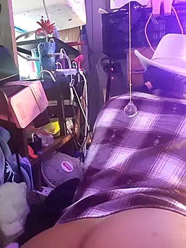 gurlnips online show from April 26, 2026, 1:47 am