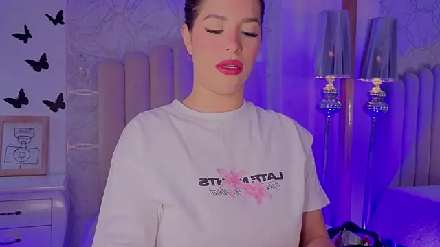 Iara Smith1 online show from June 15, 2026, 1:13 pm