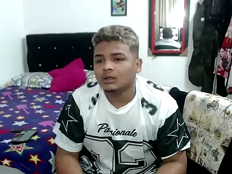 Snapshot of Boycuriousxxx chatting on September 24, 2025, 11:24 am Boycuriousxxx online show from September 24, 2025, 11:24 am