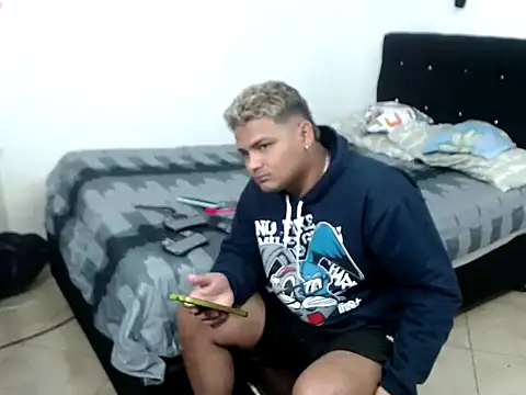 Snapshot of Boycuriousxxx chatting on October 24, 2025, 11:28 am Boycuriousxxx online show from October 24, 2025, 11:28 am