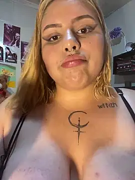 CrisyFerreira online show from March 4, 2025, 9:11 pm