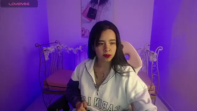 Mia Lopez  online show from January 28, 2025, 10:56 am