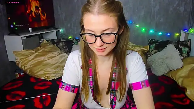 Demure Smile online show from November 12, 2025, 4:18 pm