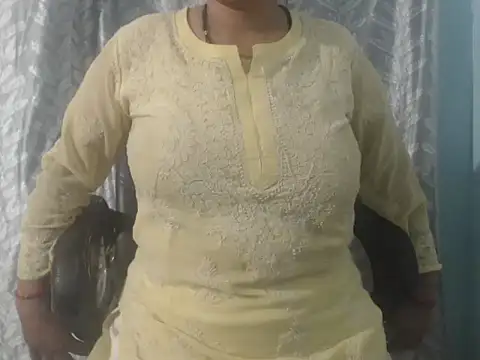 cute-priy online show from May 15, 2026, 7:48 am