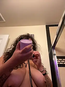 Snapshot of ThicBunz chatting on September 25, 2025, 12:53 pm ThicBunz online show from September 25, 2025, 12:53 pm