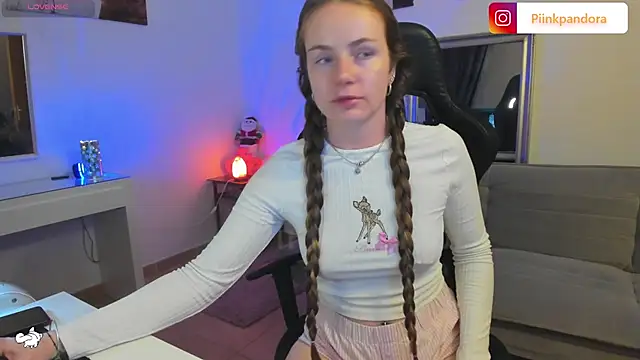 Piinkpandora online show from December 3, 2025, 3:32 pm