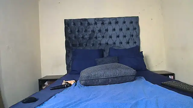 Snapshot of CANDY-X-LOVE-xx chatting on October 21, 2025, 6:52 pm CANDY-X-LOVE-xx online show from October 21, 2025, 6:52 pm