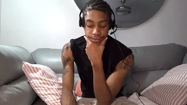 Snapshot of Skinnyblackman chatting on October 6, 2025, 10:18 pm Skinnyblackman online show from October 6, 2025, 10:18 pm