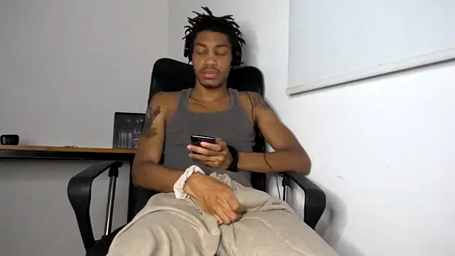 Snapshot of Skinnyblackman chatting on May 17, 2026, 6:44 am Skinnyblackman online show from May 17, 2026, 6:44 am