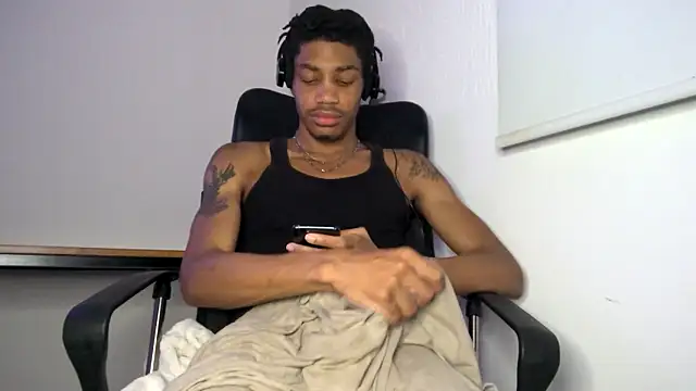 Snapshot of Skinnyblackman chatting on May 19, 2026, 5:14 am Skinnyblackman online show from May 19, 2026, 5:14 am