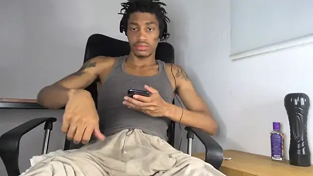 Snapshot of Skinnyblackman chatting on May 22, 2026, 4:19 am Skinnyblackman online show from May 22, 2026, 4:19 am