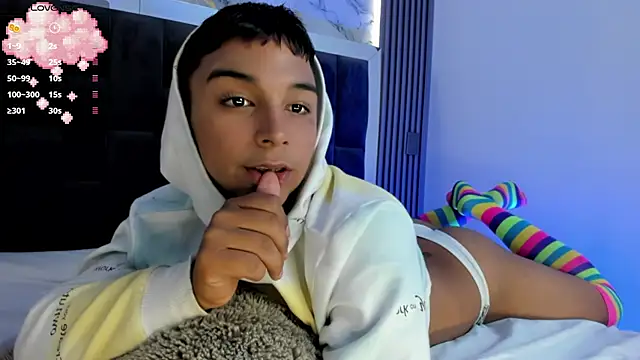 Snapshot of Seductivo_jr chatting on September 28, 2025, 3:23 am Seductivo jr online show from September 28, 2025, 3:23 am