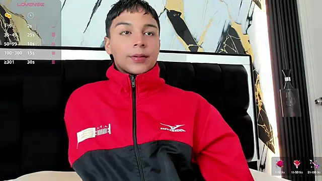 Snapshot of Seductivo_jr chatting on October 8, 2025, 4:21 am Seductivo jr online show from October 8, 2025, 4:21 am