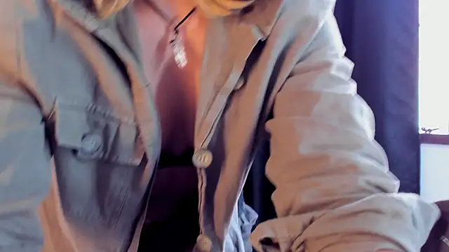 riley colors online show from February 18, 2025, 8:25 pm