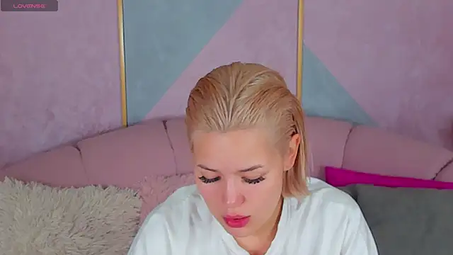 LIA KITTY online show from January 16, 2025, 6:46 am