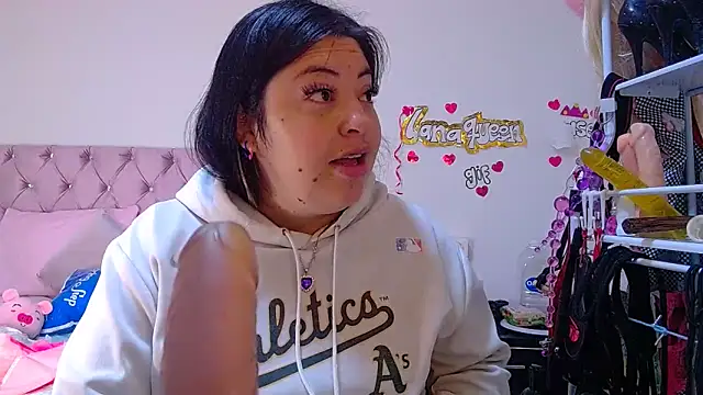 lanaqueen699 online show from May 6, 2026, 12:21 pm