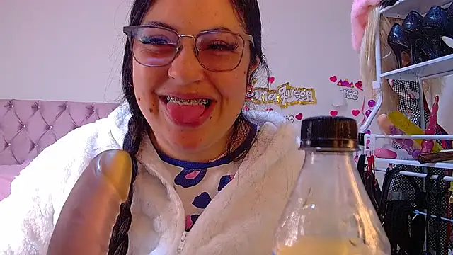 lanaqueen699 online show from June 25, 2026, 12:31 pm