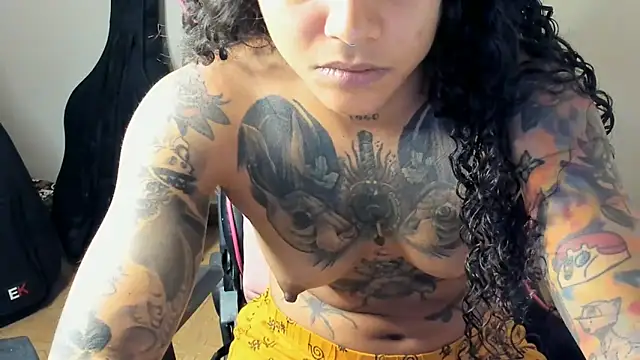 Snapshot of Ama_music chatting on October 1, 2025, 7:36 am Ama music online show from October 1, 2025, 7:36 am