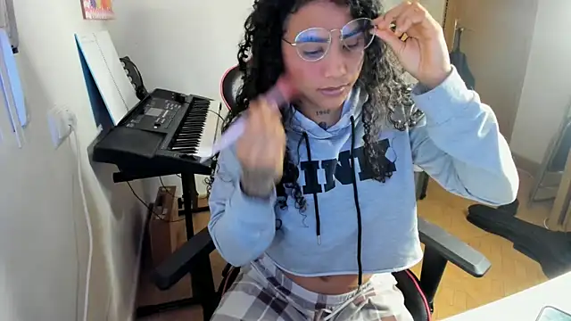 Snapshot of Ama_music chatting on October 8, 2025, 7:39 am Ama music online show from October 8, 2025, 7:39 am