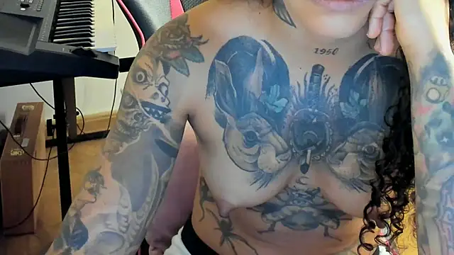 Snapshot of Ama_music chatting on October 18, 2025, 11:44 am Ama music online show from October 18, 2025, 11:44 am