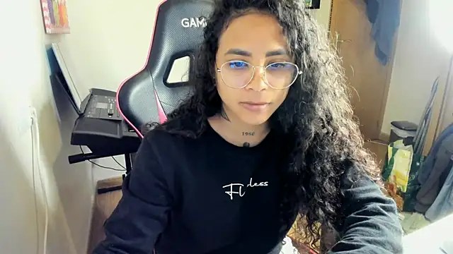 Snapshot of Ama_music chatting on October 31, 2025, 9:43 am Ama music online show from October 31, 2025, 9:43 am