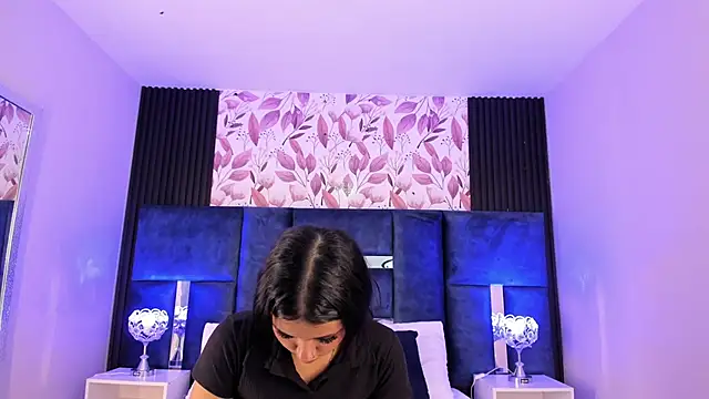 Snapshot of Larabrooks chatting on October 13, 2025, 7:14 pm Larabrooks online show from October 13, 2025, 7:14 pm