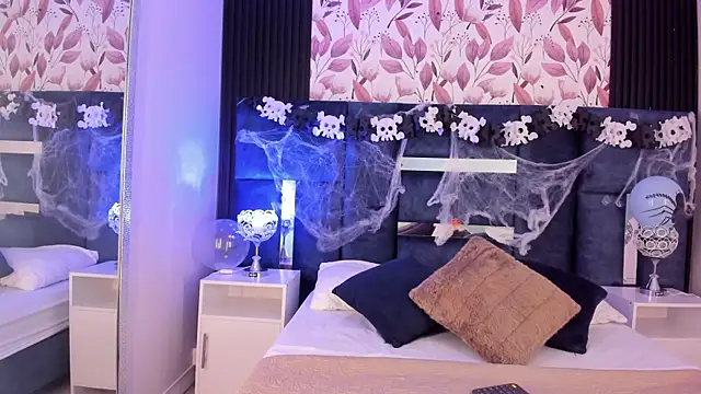 Snapshot of Larabrooks chatting on October 28, 2025, 7:38 pm Larabrooks online show from October 28, 2025, 7:38 pm