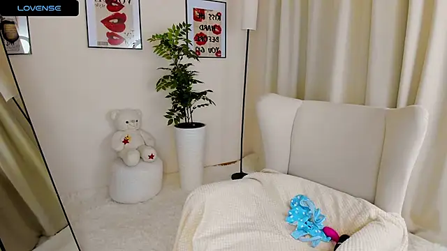 VanessaSmuth online show from October 28, 2025, 1:42 am