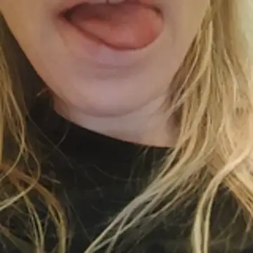 Snapshot of Linda_999 chatting on November 16, 2025, 11:43 pm Linda 999 online show from November 16, 2025, 11:43 pm