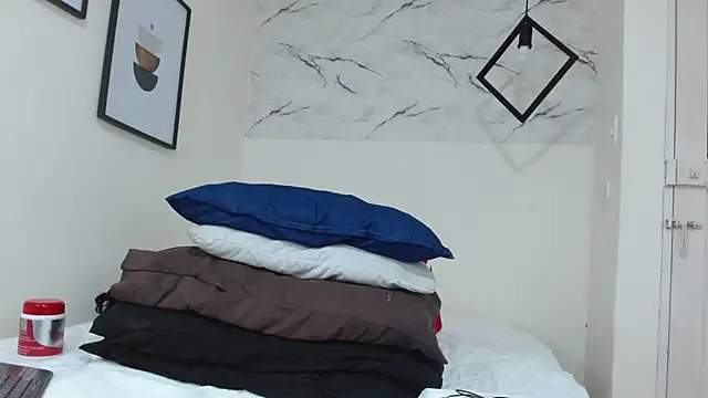 EvaMills1 online show from November 10, 2025, 8:41 pm