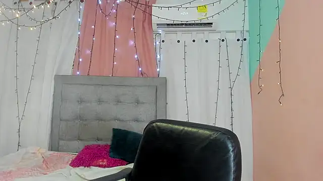 valentina 0  online show from December 19, 2024, 9:51 am