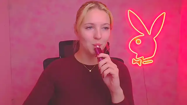 Snapshot of Milka_kiss_ chatting on October 18, 2025, 11:44 am Milka kiss online show from October 18, 2025, 11:44 am