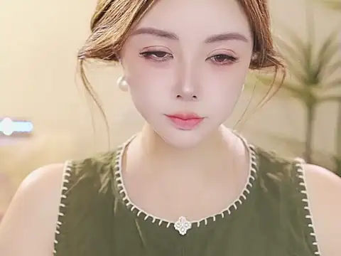 Qiaoqiao  online show from May 11, 2026, 3:29 pm
