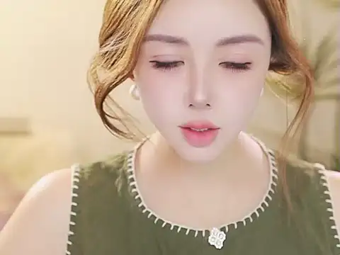 Qiaoqiao  online show from May 11, 2026, 4:04 pm